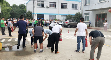 安全生產(chǎn)，消防結(jié)合，預防為主。--雙德譽進行消防演練