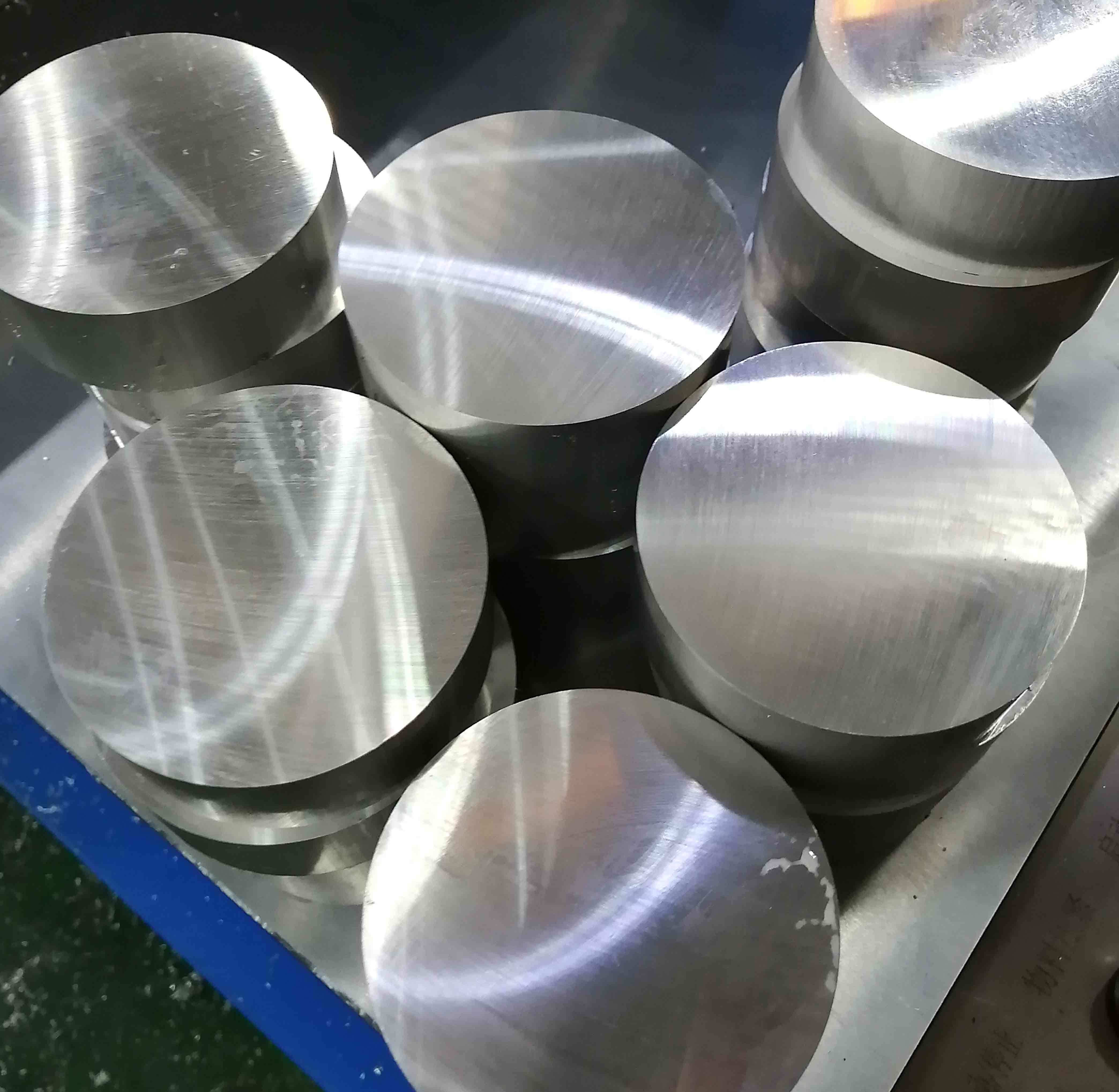 【日本】實心鋁棒切割機同時鋸切兩根100mm直徑鋁棒,超光滑