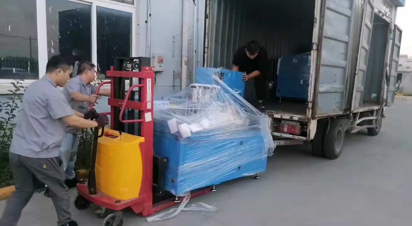 中秋假期第一天，我司一次性發貨兩臺全自動切鋁機