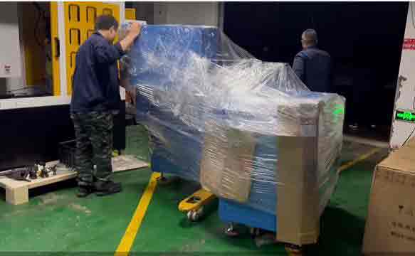 自動切鋁機設(shè)備運送