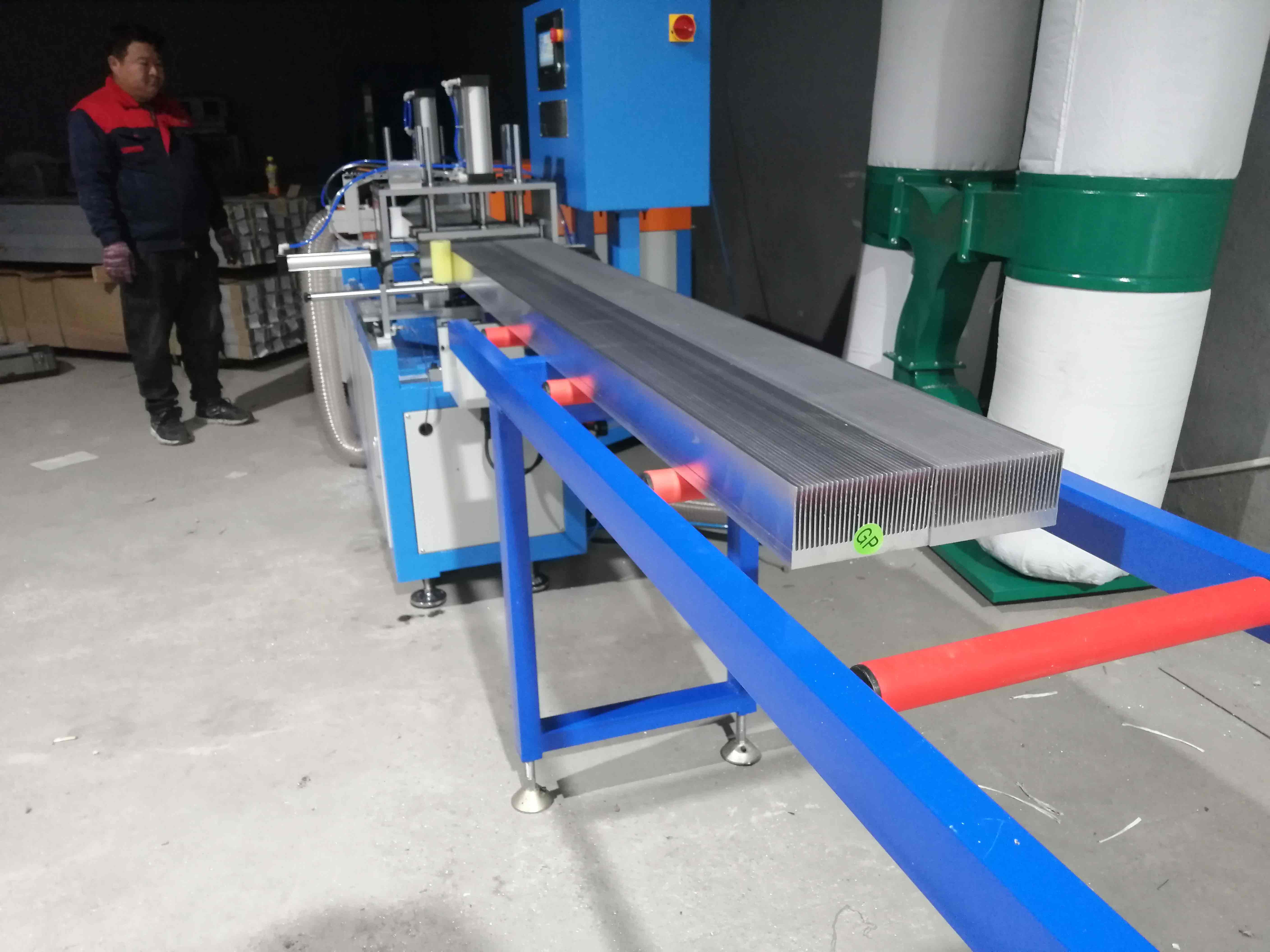 鋁型材散熱器切割機(jī)-1