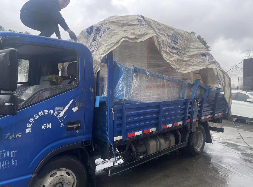 小年這天，冒雨發(fā)貨兩臺(tái)全自動(dòng)切鋁機(jī)設(shè)備到江西